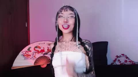 Snapshot of cati_petite chatting on 01.05.25 Cati help me reach my goal of 100 thumbs up again 3 online show from 01.05.25