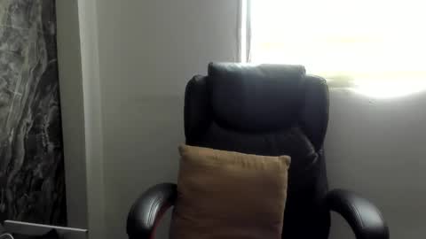 Snapshot of catt_evans1 chatting on 11.30.25 CATT EVANS online show from 11.30.25