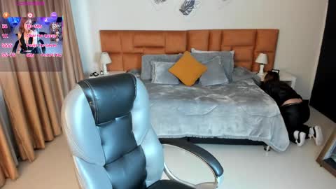 catti_brie_ online show from 10.28.25