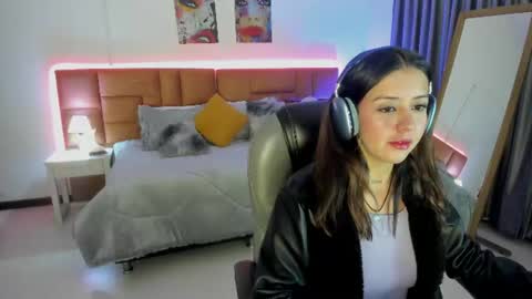 catti_brie_ online show from 06.23.26