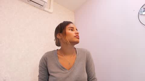 Snapshot of chantal_taylor_ chatting on 10.03.25 Raquel online show from 10.03.25