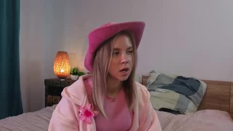 Snapshot of chantalglos chatting on 11.26.25 Milana online show from 11.26.25