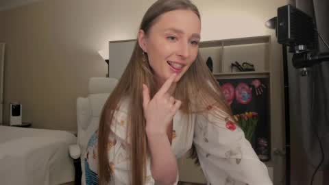 CharlottaWells online show from 03.08.25