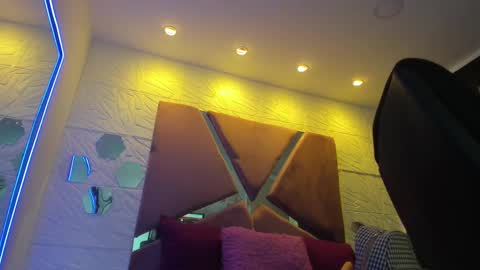 Charlotte Icee online show from 03.12.25