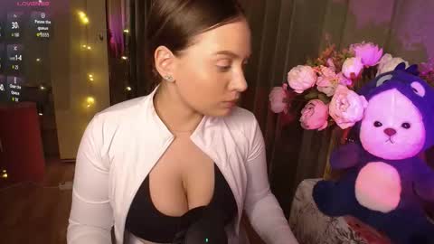 Snapshot of charlottewip chatting on 09.25.25 Kira online show from 09.25.25