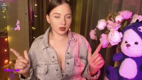 Snapshot of charlottewip chatting on 09.27.25 Kira online show from 09.27.25