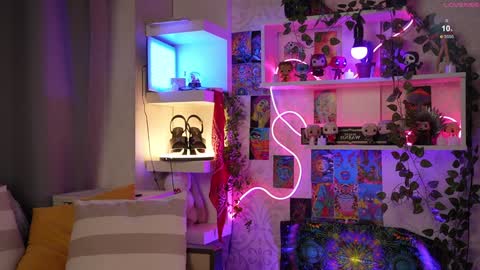 Snapshot of charmings_054 chatting on 12.13.24 Belle and Miley online show from 12.13.24