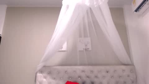 Snapshot of cherrycoloured chatting on 01.25.25 Anna online show from 01.25.25