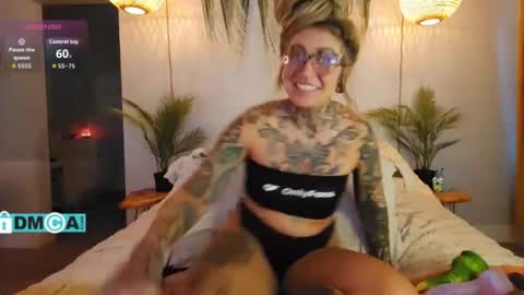 Snapshot of cheviblue chatting on 12.01.25 Chevi Blue online show from 12.01.25