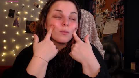 Snapshot of chill_saya chatting on 10.07.25 Saya online show from 10.07.25