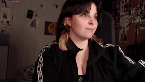 Snapshot of chill_saya chatting on 11.30.25 Saya online show from 11.30.25