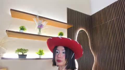 C H L O E  online show from 12.04.25