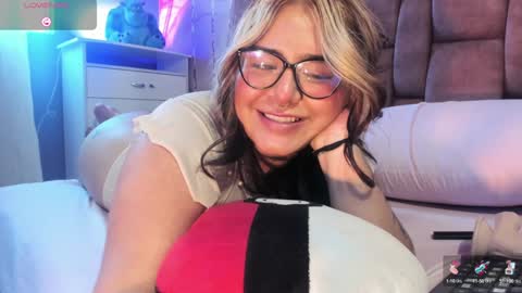 chloe bonnet Connection Monday to Saturday 3 pm Chicago INDEPENDENT MODEL . online show from 01.11.25