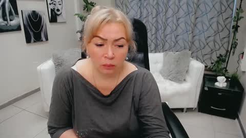 Snapshot of chloe_lo chatting on 10.30.25 Chloe online show from 10.30.25