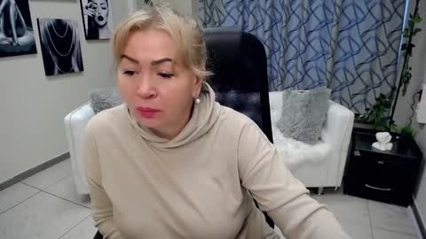 Snapshot of chloe_lo chatting on 10.31.25 Chloe online show from 10.31.25