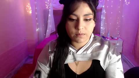 Snapshot of chloe_smith5 chatting on 09.17.25 chloe_smith5 online show from 09.17.25