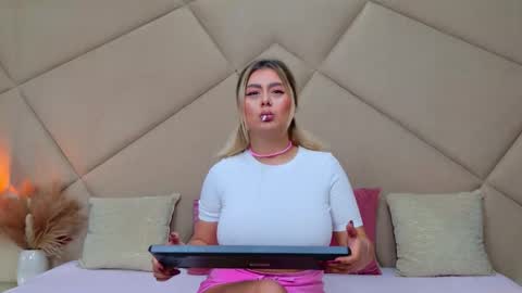 Chloe Vee online show from 10.29.25