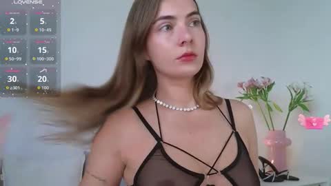 Snapshot of chloi_hes chatting on 09.16.25 chloi_hes online show from 09.16.25