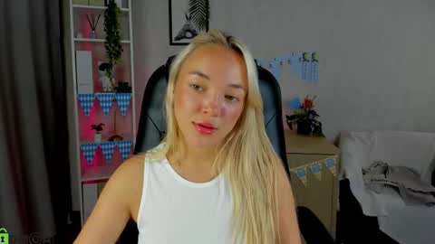 Snapshot of christy_little chatting on 09.29.25 hristy3 online show from 09.29.25