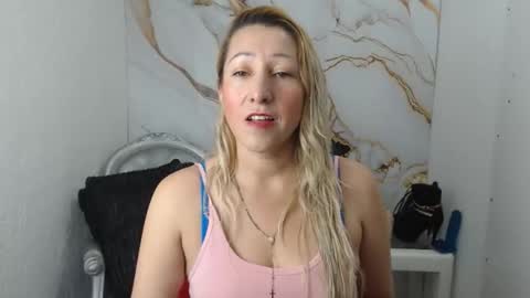 Snapshot of chrysta_12 chatting on 09.18.25 chrystal hotty online show from 09.18.25