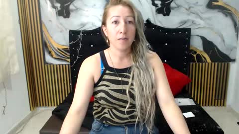 Snapshot of chrysta_12 chatting on 10.01.25 chrystal hotty online show from 10.01.25