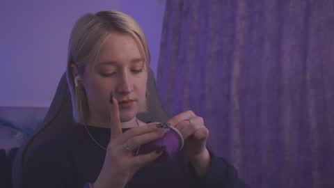 Snapshot of cinbellamy chatting on 05.12.26 Cin Bellamy online show from 05.12.26