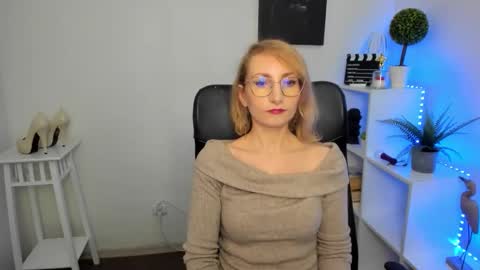 Snapshot of cinderellamoon chatting on 02.16.26 Cinderella online show from 02.16.26