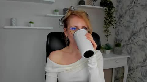 Snapshot of cinderellamoon chatting on 02.20.26 Cinderella online show from 02.20.26