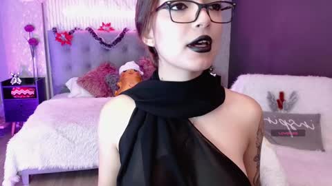 Snapshot of cinnamon_bite chatting on 12.20.25 cinnamon_bite online show from 12.20.25