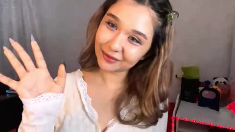 Snapshot of clary_cloud chatting on 11.20.25 Lara online show from 11.20.25