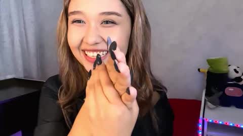 Snapshot of clary_cloud chatting on 11.21.25 Lara online show from 11.21.25