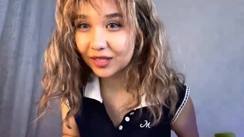 Snapshot of clary_cloud chatting on 11.22.25 Lara online show from 11.22.25