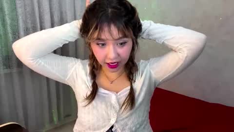 Snapshot of clary_cloud chatting on 11.29.25 Lara online show from 11.29.25