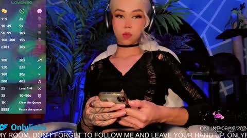 Snapshot of claudia_cooper chatting on 12.10.24 online show from 12.10.24