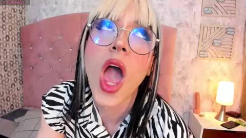 Snapshot of cleo_nilee chatting on 11.11.25 cleo online show from 11.11.25