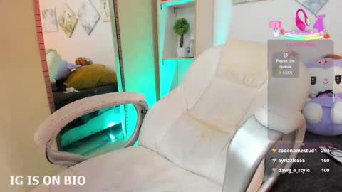 Snapshot of cleo_nilee chatting on 11.23.25 cleo online show from 11.23.25