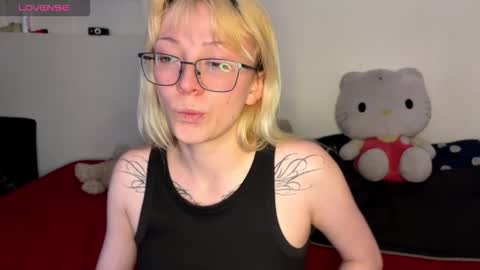 Snapshot of cloe_five chatting on 11.05.25 CLOE online show from 11.05.25