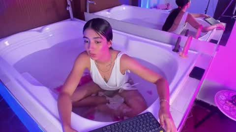 CLOE  online show from 11.21.25