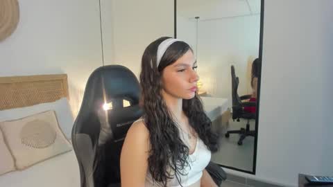 cloee20_ online show from 12.17.25