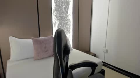 cloee20_ online show from 12.20.25