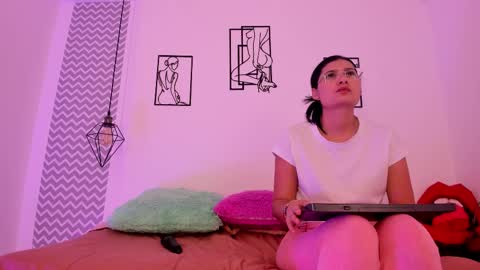 Snapshot of cloehonney chatting on 10.25.25 cloe online show from 10.25.25