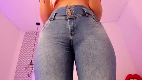 Snapshot of cloehonney chatting on 10.27.25 cloe online show from 10.27.25