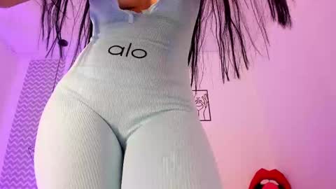 Snapshot of cloehonney chatting on 10.31.25 cloe online show from 10.31.25