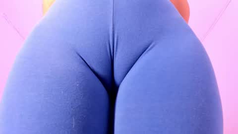 Snapshot of cloehonney chatting on 11.06.25 cloe online show from 11.06.25