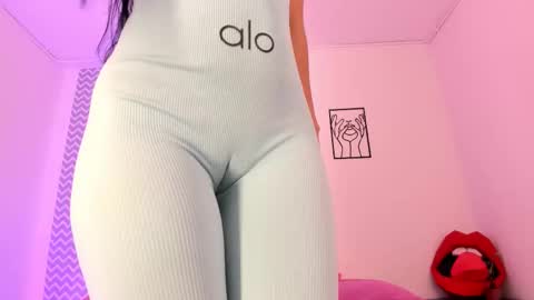 Snapshot of cloehonney chatting on 11.12.25 cloe online show from 11.12.25