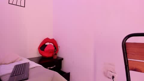 Snapshot of cloehonney chatting on 11.19.25 cloe online show from 11.19.25