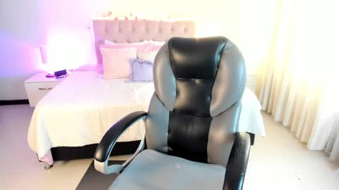 Snapshot of clown_face chatting on 09.28.25 emely dolce online show from 09.28.25