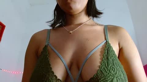 Snapshot of colombianmiilf_ chatting on 01.08.25 Nahomi online show from 01.08.25