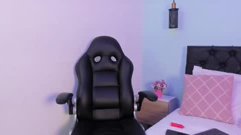 Snapshot of coral_jhoness chatting on 10.23.25 Carol Jhones online show from 10.23.25