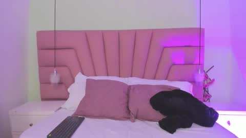 Snapshot of coral_jhoness chatting on 12.14.25 Carol Jhones online show from 12.14.25